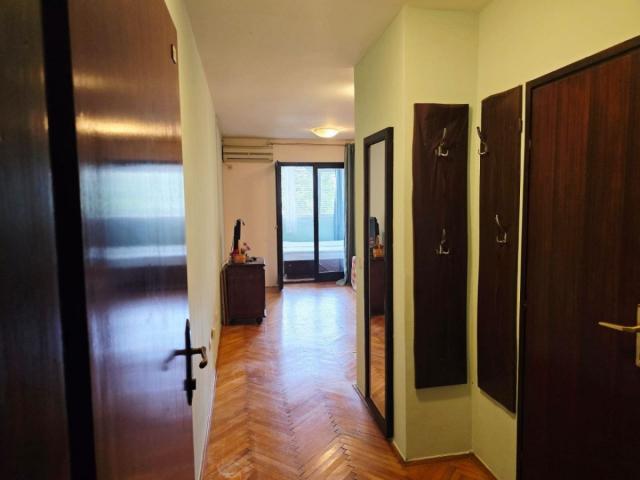 29 m² großes Studio-Apartment in Budva, ruhig und grün gelegen.
