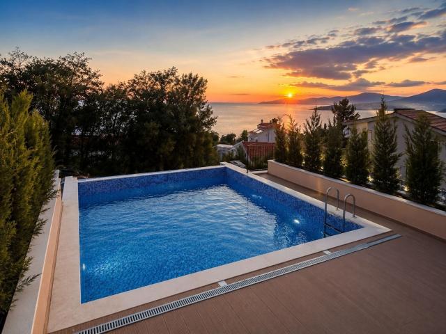 Townhouse luksuzna vila u ekskluzivnom kompleksu od 9 jedinica sa bazenom, garažom i panoramskim pog