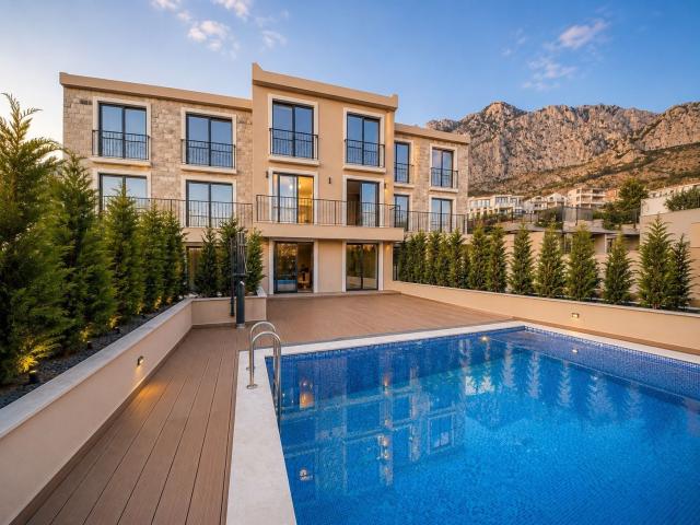 Townhouse luksuzna vila u ekskluzivnom kompleksu od 9 jedinica sa bazenom, garažom i panoramskim pog