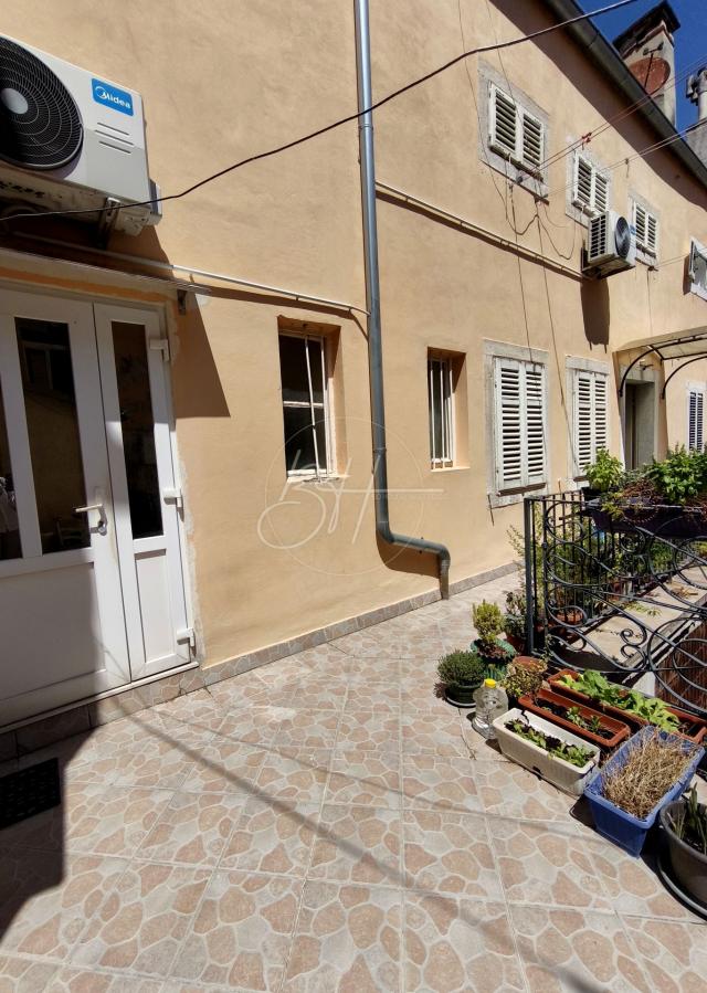 Centar, Pula - stan s terasom i velikim investicijskim potencijalom