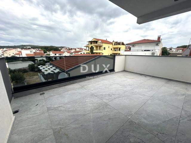 ŠIBENIK, VODICE – Penthouse s krovnom terasom, 120m od plaže, 2 garaže