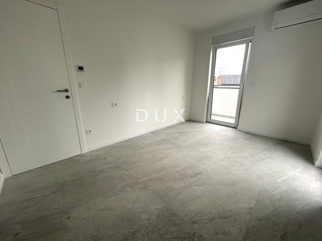 ŠIBENIK, VODICE – Penthouse s krovnom terasom, 120m od plaže, 2 garaže
