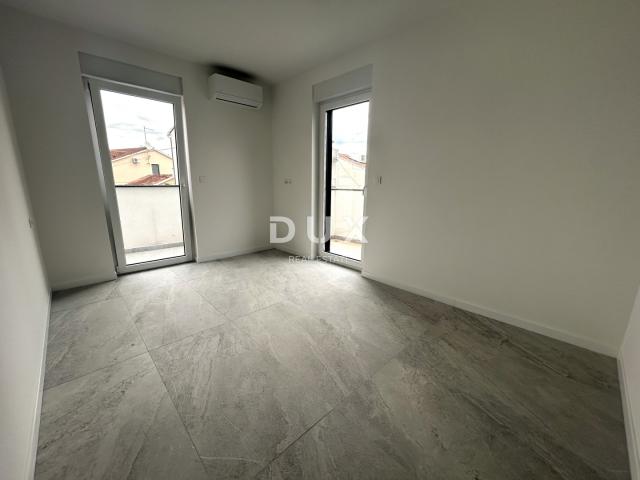 ŠIBENIK, VODICE – Penthouse s krovnom terasom, 120m od plaže, 2 garaže