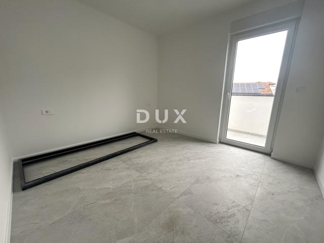 ŠIBENIK, VODICE – Penthouse s krovnom terasom, 120m od plaže, 2 garaže
