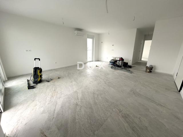 ŠIBENIK, VODICE – Penthouse s krovnom terasom, 120m od plaže, 2 garaže