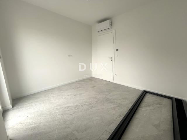 ŠIBENIK, VODICE – Penthouse s krovnom terasom, 120m od plaže, 2 garaže