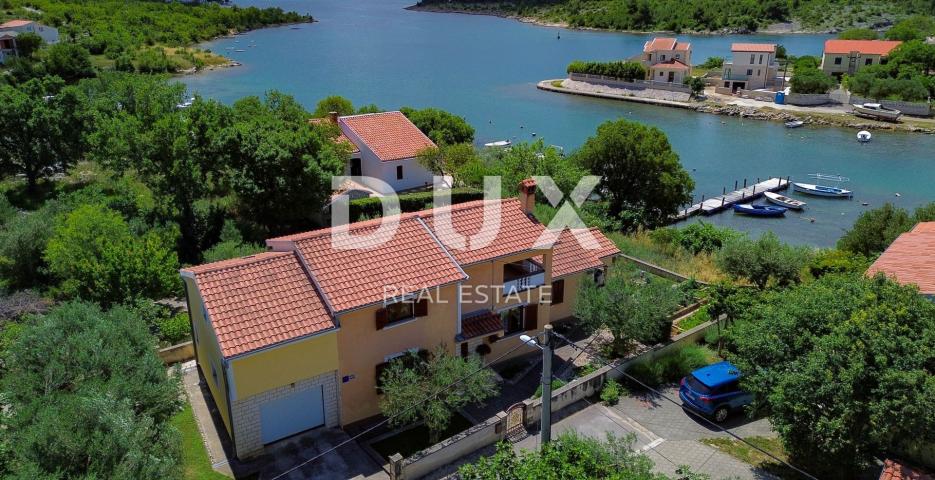RIBNICA, OBROVAC - PRILIKA! Kuća 1. red do mora + brod i vez