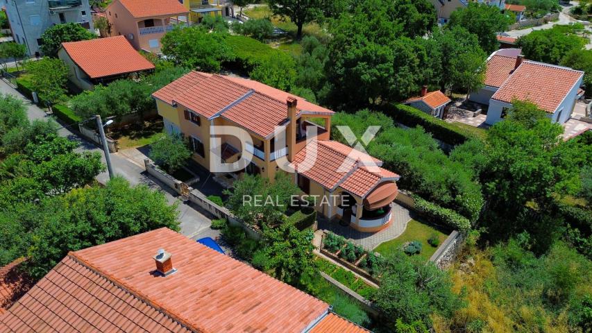 RIBNICA, OBROVAC - PRILIKA! Kuća 1. red do mora + brod i vez