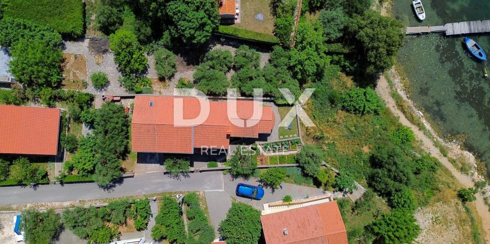 RIBNICA, OBROVAC - PRILIKA! Kuća 1. red do mora + brod i vez