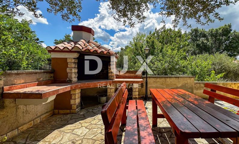 RIBNICA, OBROVAC - PRILIKA! Kuća 1. red do mora + brod i vez
