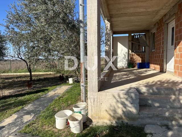 CRNO, ZADAR - Ograđeno zemljište s vrtnom kućom!