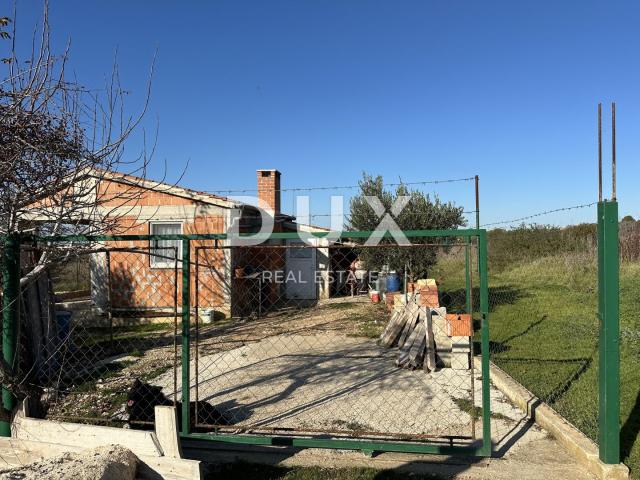 CRNO, ZADAR - Ograđeno zemljište s vrtnom kućom!