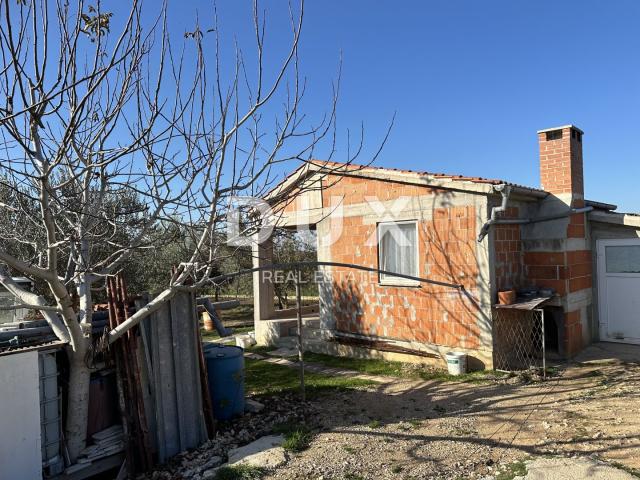 CRNO, ZADAR - Ograđeno zemljište s vrtnom kućom!