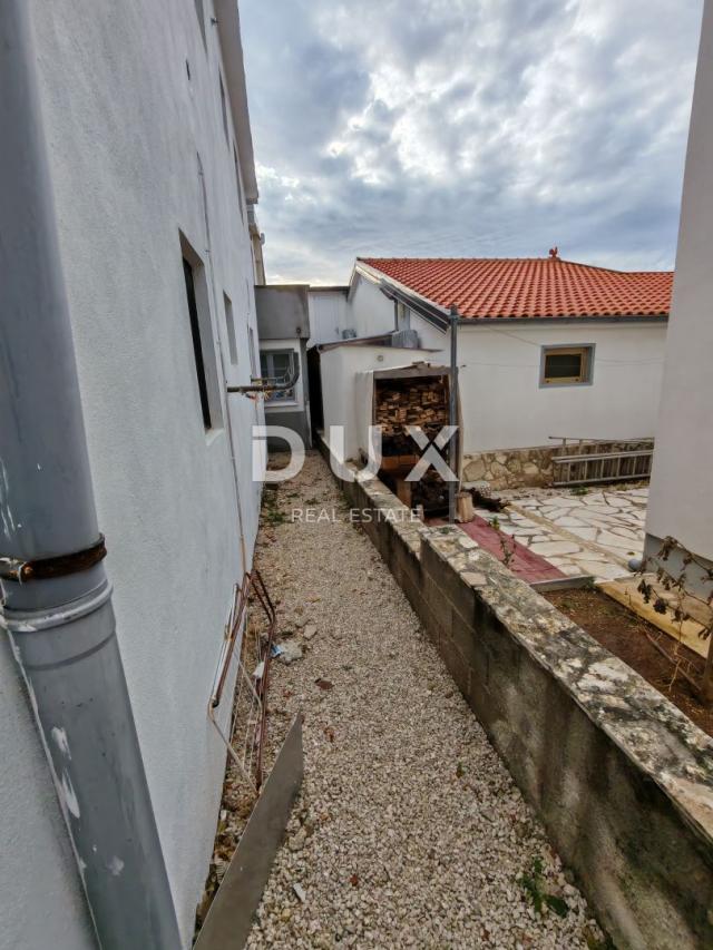 ZADAR, VIR - Kuća s čak 5 apartmana! 3 minute hoda udaljena od dviju plaža!