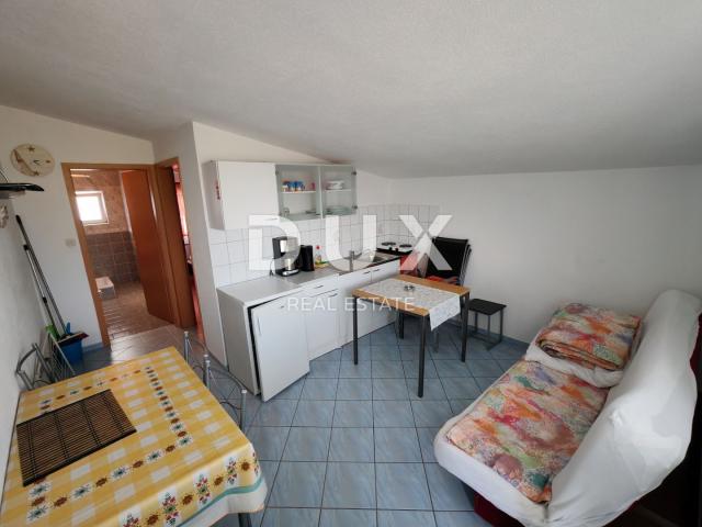 ZADAR, VIR - Kuća s čak 5 apartmana! 3 minute hoda udaljena od dviju plaža!