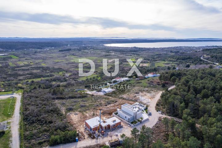 ZADAR, LJUBAČ - Luksuzna travertino vila s prekrasnim pogledom na more u mirnom prirodnom okruženju!