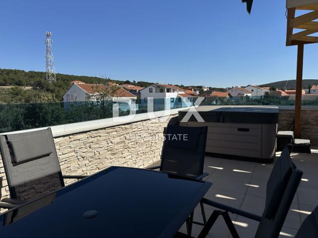 ZADAR, SUKOŠAN - Dvosobni stan sa krovnom terasom - Pogled na more!