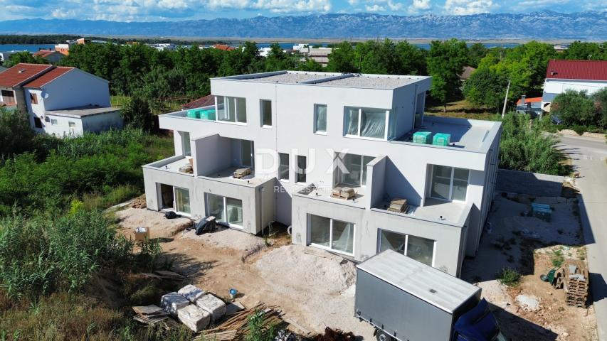 ZADAR, PRIVLAKA – Zweistöckige Wohnung mit privatem Garten, 3 Gehminuten zum Sandstrand! UND