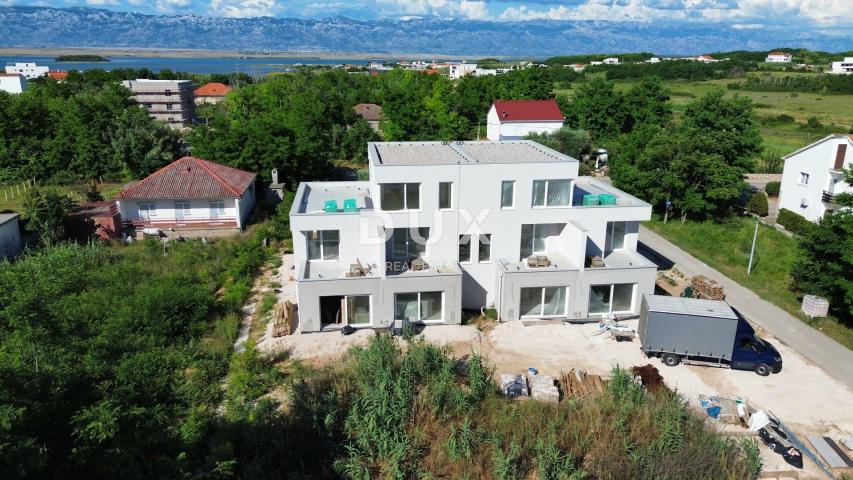 ZADAR, PRIVLAKA – Zweistöckige Wohnung mit privatem Garten, 3 Gehminuten zum Sandstrand! UND