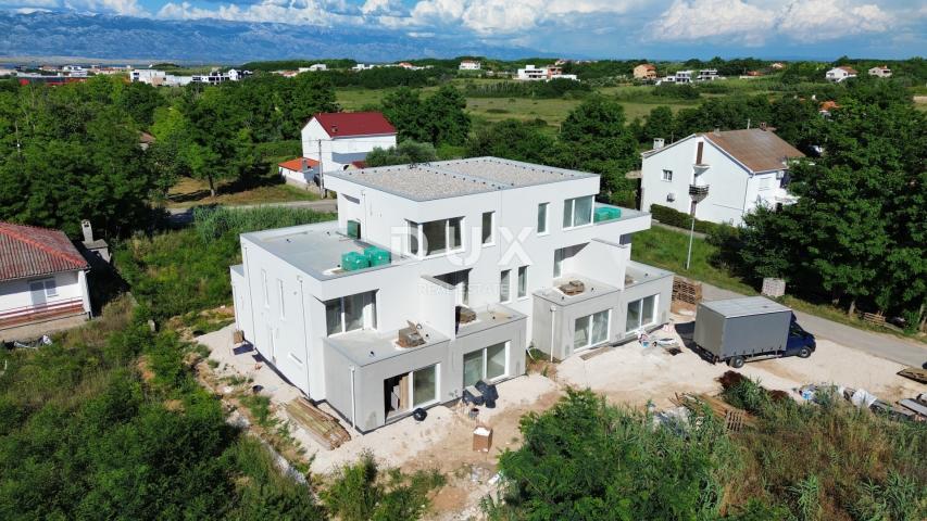 ZADAR, PRIVLAKA – Zweistöckige Wohnung mit privatem Garten, 3 Gehminuten zum Sandstrand! UND