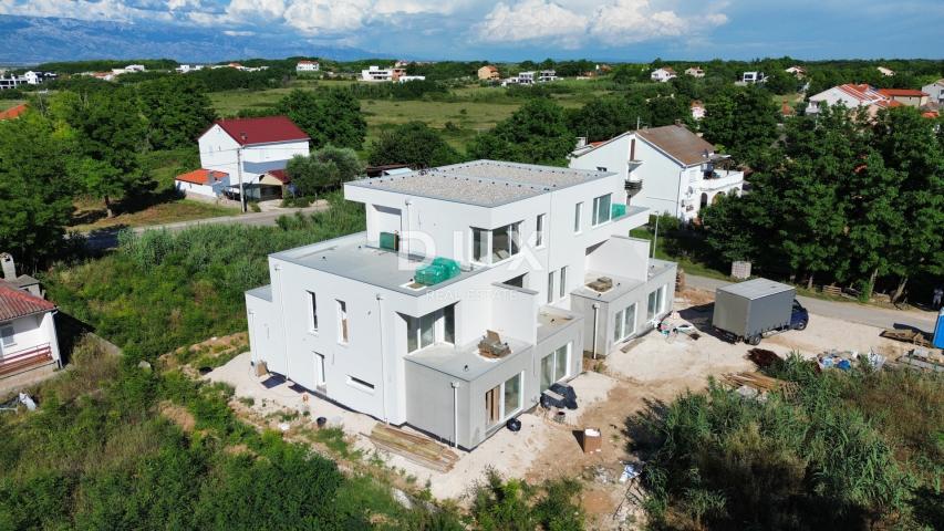 ZADAR, PRIVLAKA – Zweistöckige Wohnung mit privatem Garten, 3 Gehminuten zum Sandstrand! UND