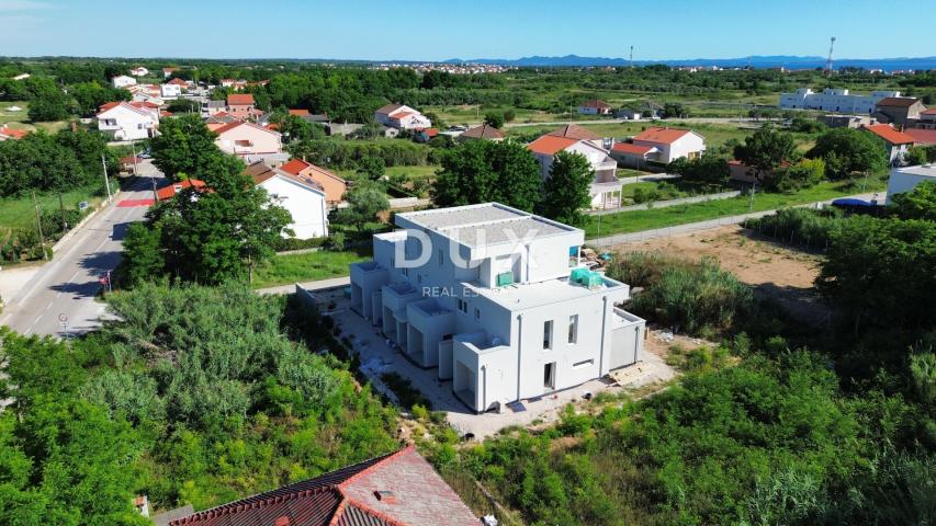 ZADAR, PRIVLAKA - Novogradnja s krovnom terasom i pogledom na more 110 metara od plaže! D