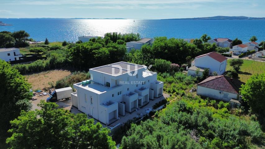 ZADAR, PRIVLAKA - Novogradnja s krovnom terasom i pogledom na more 110 metara od plaže! D