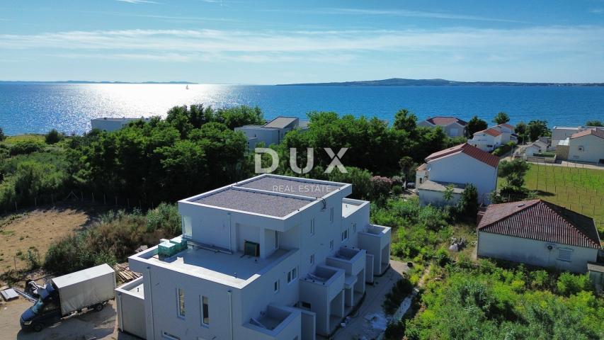 ZADAR, PRIVLAKA - Novogradnja s krovnom terasom i pogledom na more 110 metara od plaže! D