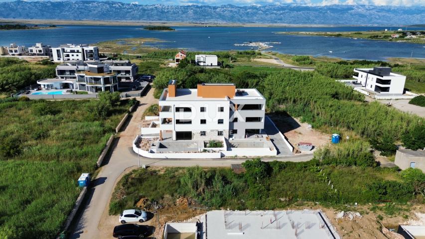 ZADAR, PRIVLAKA - Novogradnja 50 metara od mora s vrtom i pogledom na more! S1