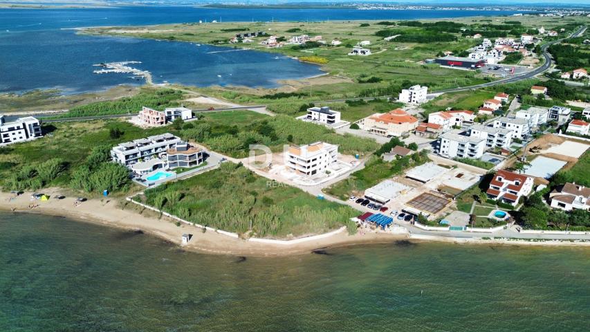 ZADAR, PRIVLAKA - Novogradnja 50 metara od mora s vrtom i pogledom na more! S1