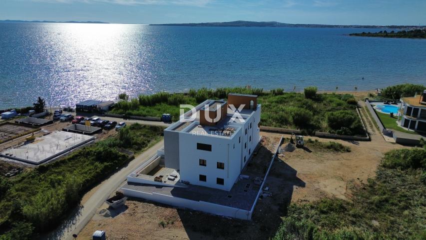 ZADAR, PRIVLAKA - Novogradnja 50 metara od mora s vrtom i pogledom na more! S1