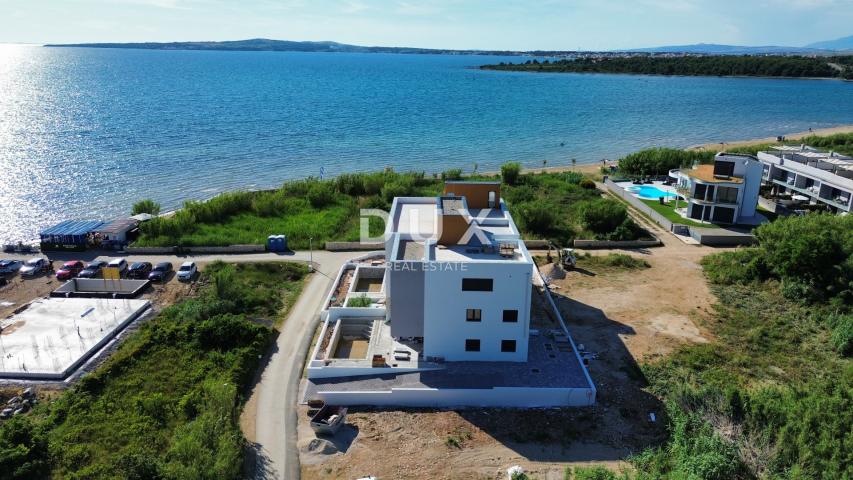 ZADAR, PRIVLAKA - Novogradnja 50 metara od mora s vrtom i pogledom na more! S1