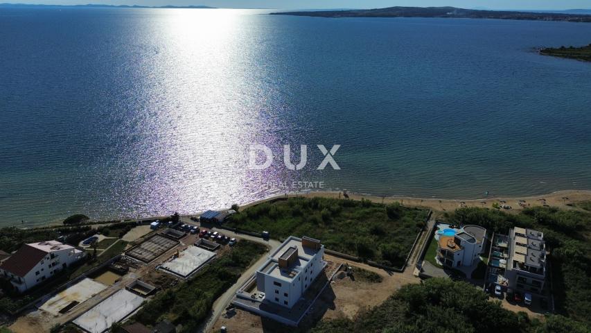 ZADAR, PRIVLAKA - Namješten stan sa bazenom 50 metara od pješčane plaže! S3