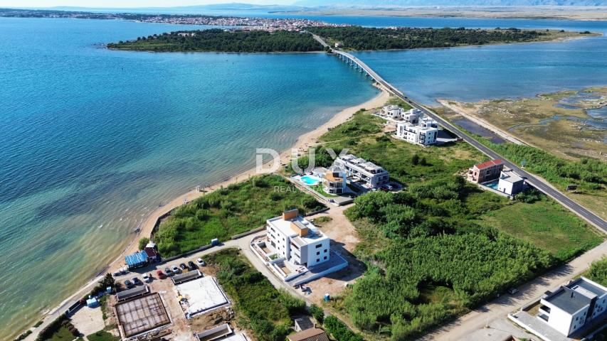 ZADAR, PRIVLAKA - Namješten stan sa bazenom 50 metara od pješčane plaže! S3