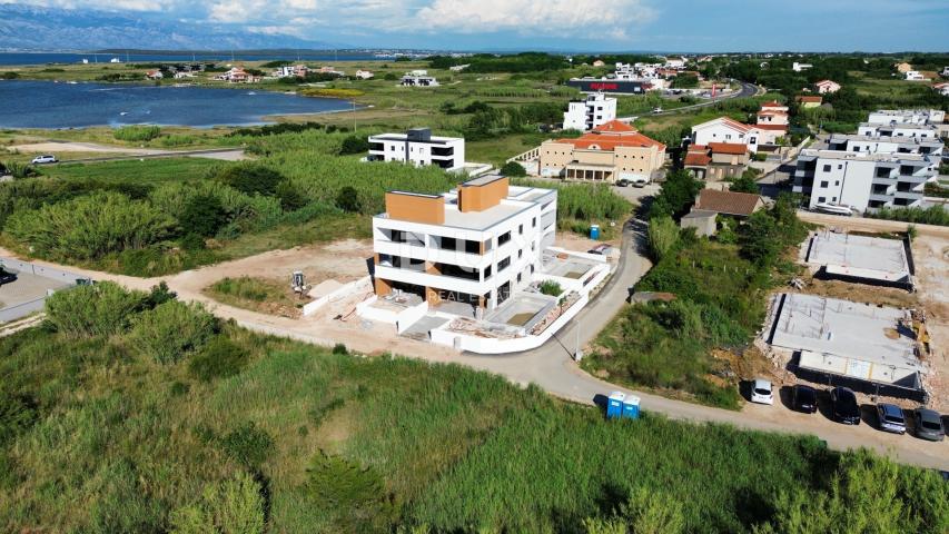 ZADAR, PRIVLAKA - Namješten stan sa bazenom 50 metara od pješčane plaže! S3