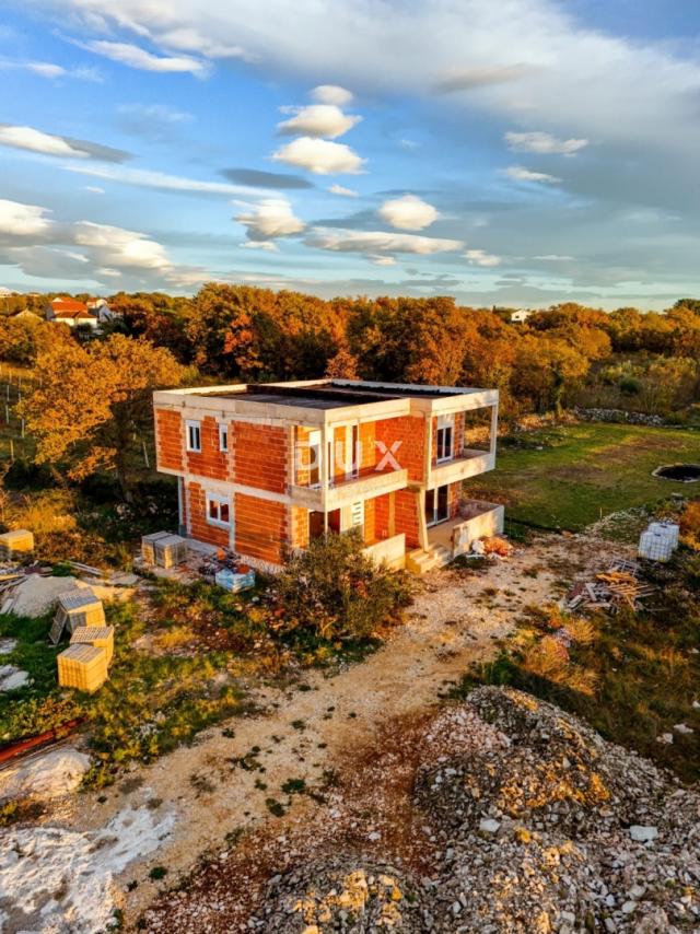 ZADAR, POLIČNIK - Prekrasna dvojna vila s bazenom u mirnom okruženju! A1