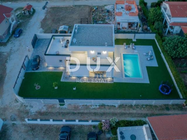 ZADAR, VRSI - Kompletno namještena vila s bazenom i garažom!