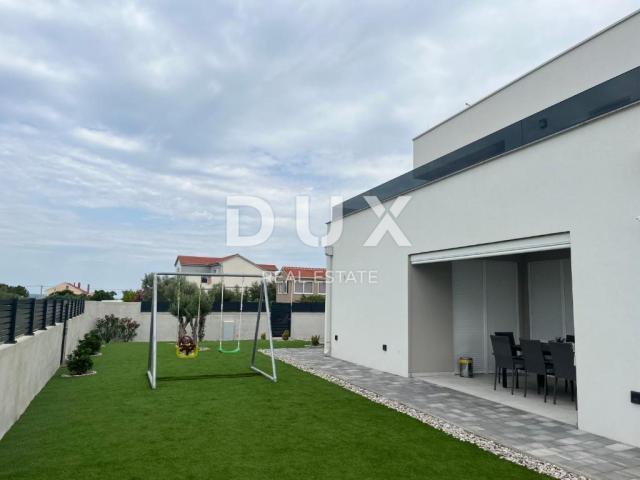 ZADAR, VRSI - Kompletno namještena vila s bazenom i garažom!