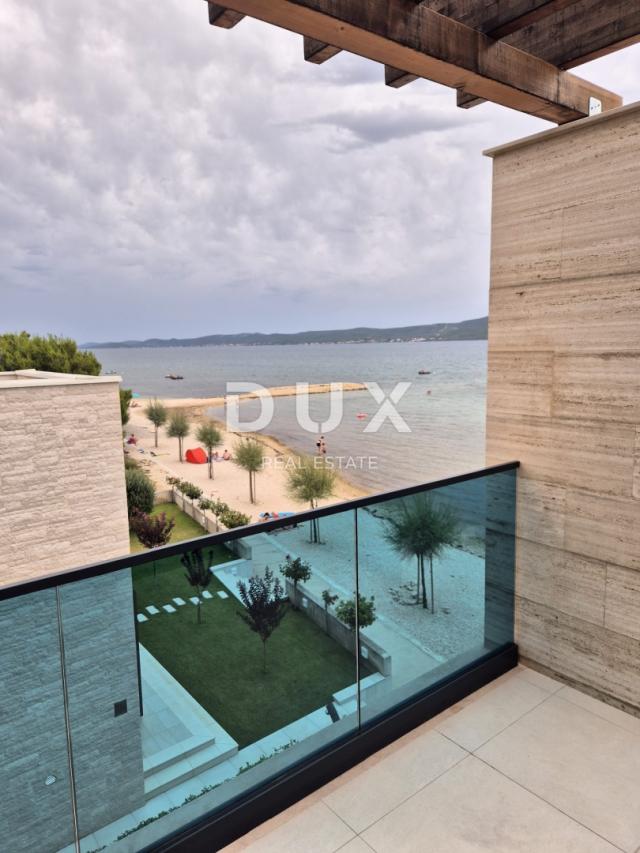 ZADAR, SUKOŠAN - Luksuzno namješten troetažni stan prvi red do plaže!
