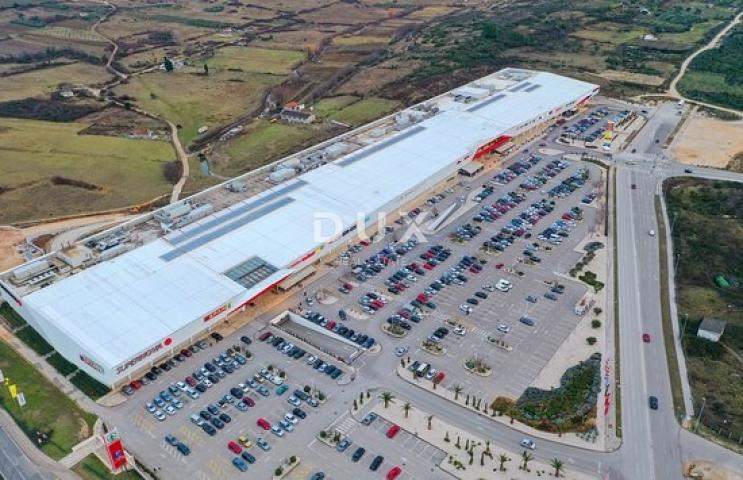 ZADAR, CRVENE KUĆE - Građevinsko zemljište u poslovnoj zoni!