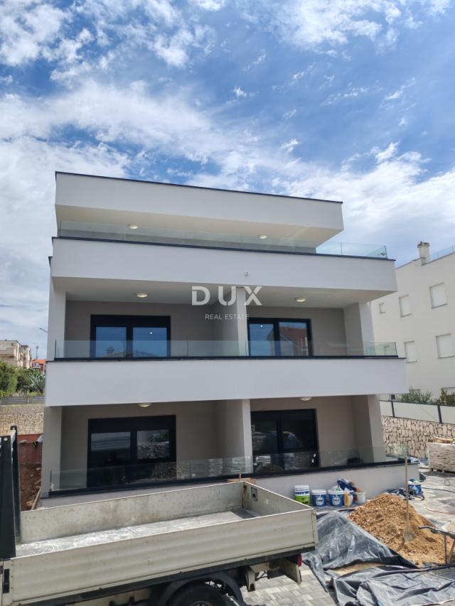 PAG, MANDRE - Moderna novogradnja 80 metara od plaže! S2