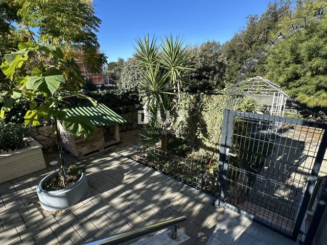 ZADAR, DIKLO – Atraktivan apartman s vrtom i pogledom na more!