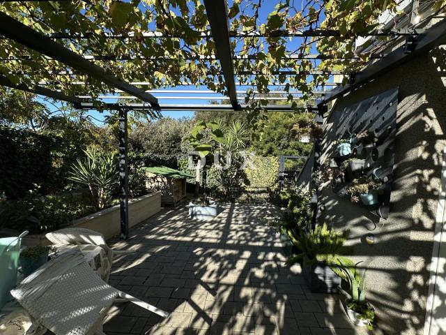 ZADAR, DIKLO – Atraktivan apartman s vrtom i pogledom na more!