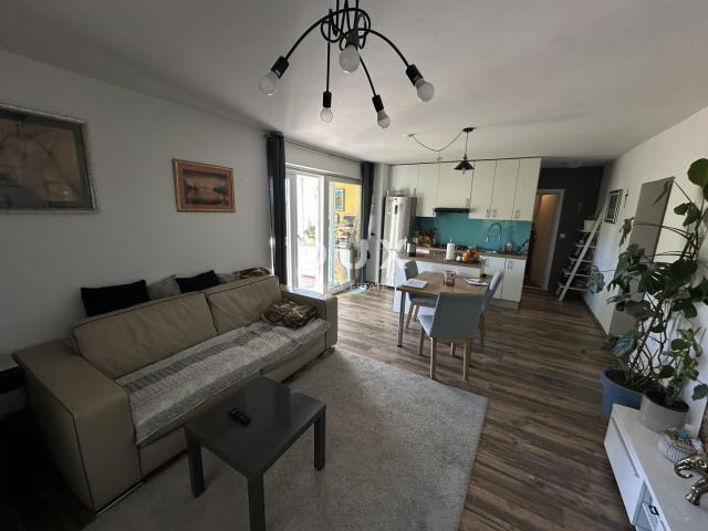ZADAR, DIKLO – Atraktivan apartman s vrtom i pogledom na more!