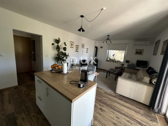 ZADAR, DIKLO – Atraktivan apartman s vrtom i pogledom na more!