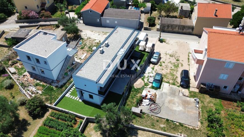 ZADAR, VRSI - Vrhunska dvojna kuća s pogledom na more i okućnicom! B