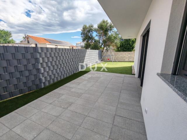 ZADAR, VRSI - Vrhunska dvojna kuća s pogledom na more i okućnicom! B