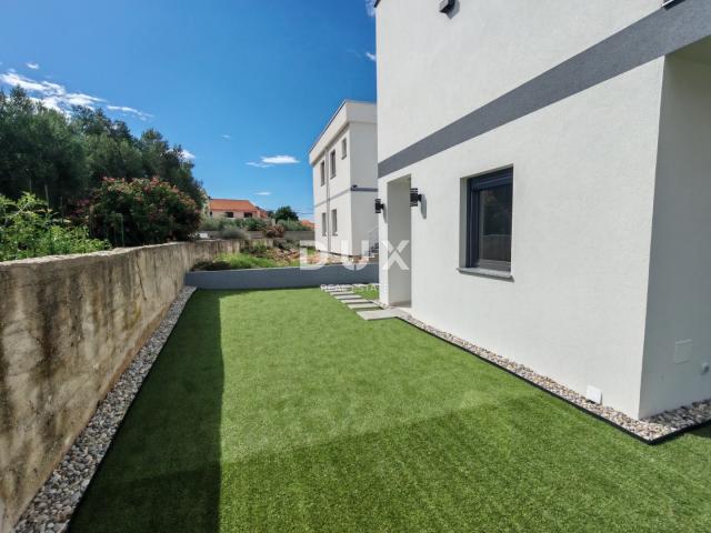 ZADAR, VRSI - Vrhunska dvojna kuća s pogledom na more i okućnicom! B