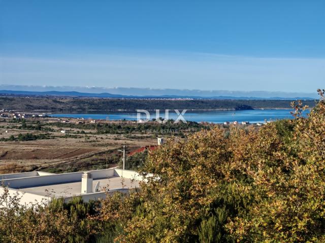 ZADAR, PODVRŠJE - Zemljište s pogledom na more u mirnom okruženju!
