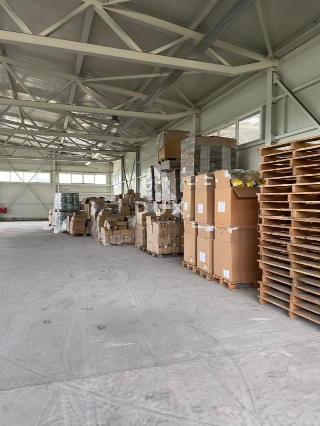 UDBINA - Investicijska prilika – Industrijska hala 3.524 m² na zemljištu 18.374 m² s energetskom inf